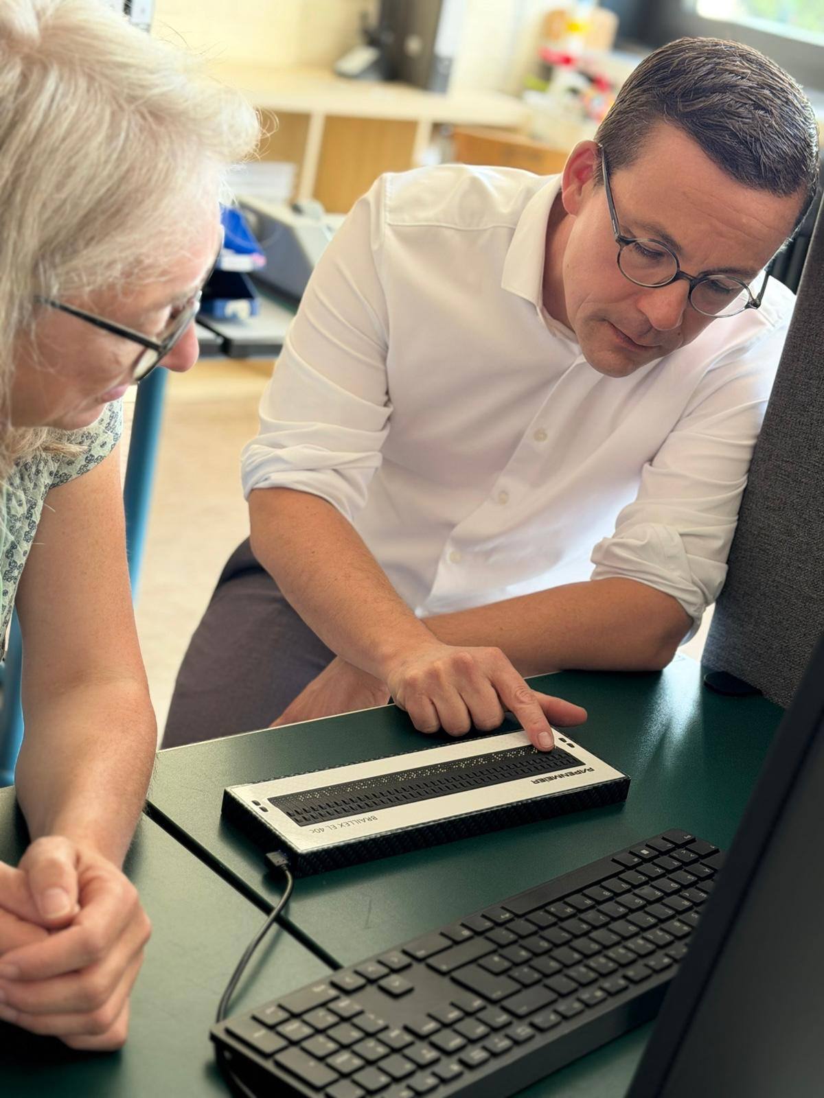 Roland%20Theis%20erprobt%20Braillezeile